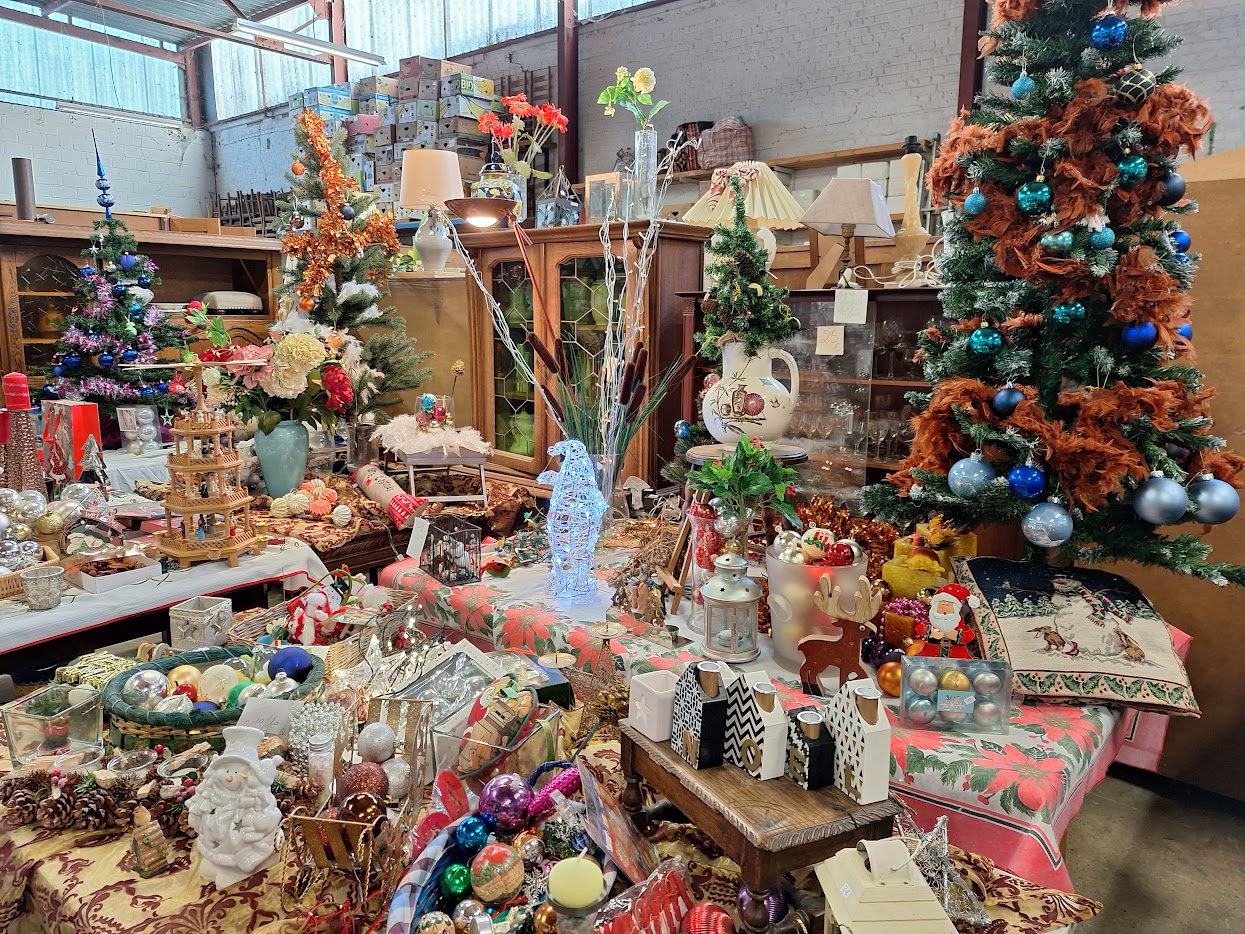Table remplie d'article de Noël à vendre