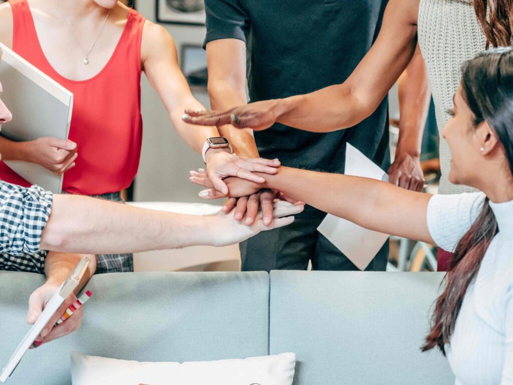 Une équipe se regroupant montrant leurs solidarités